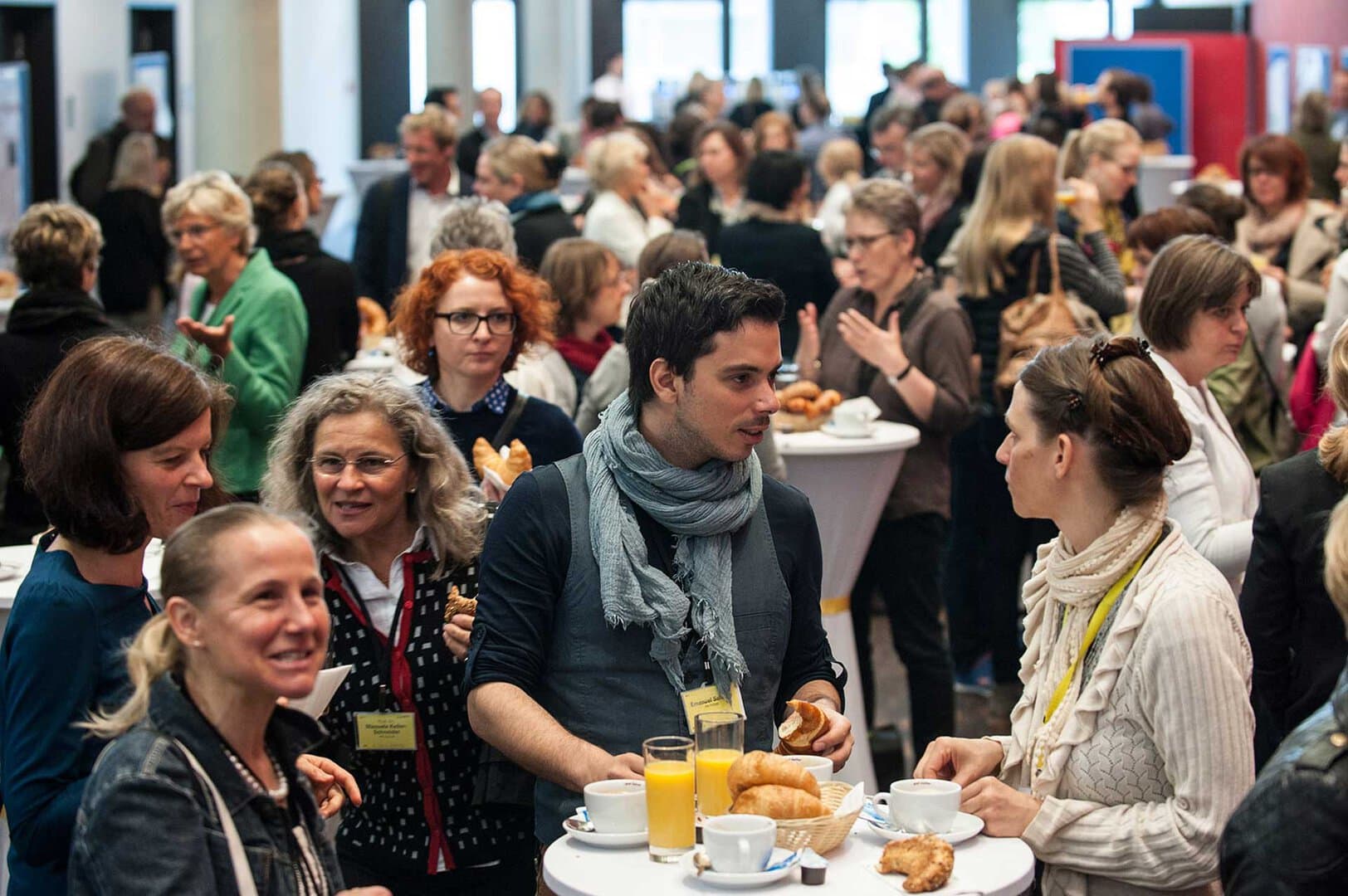 Menschen unterhalten sich und genießen Essen und Getränke bei einem Empfang des 1. Internationalen Kongresses der IGSP.