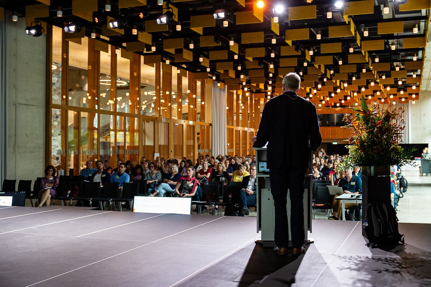 Redner spricht vor Publikum beim IGSP Kongress in einem modernen Konferenzsaal