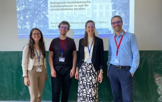 vier Personen beim Symposium der AG Fachdidaktik
