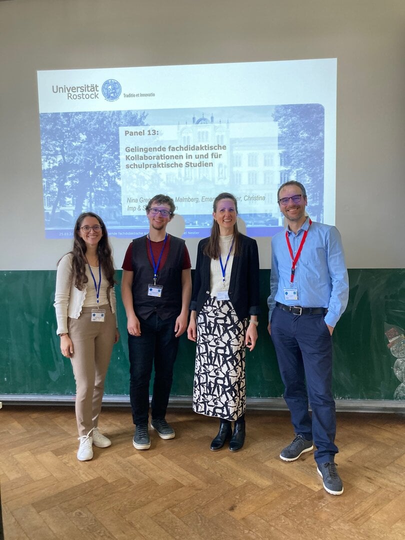 vier Personen beim Symposium der AG Fachdidaktik